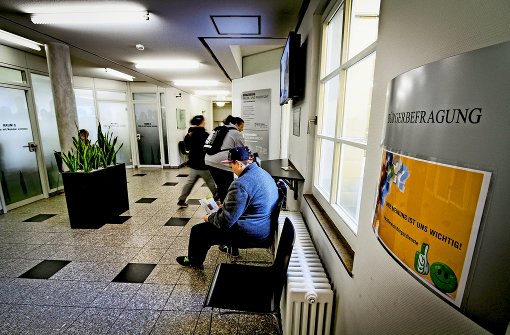 Warten vor  käfiggroßen Meldebüros: das Ludwigsburger Bürgerbüro soll umgebaut werden. Foto: factum/Archiv