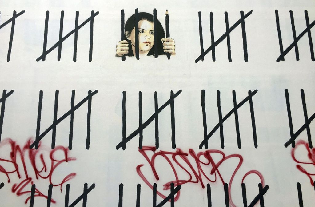 Das Wandbild, mit dem Banksy gegen die Inhaftierung Zehra Dogans protestiert, wies am Wochenende rote Tags auf, mit denen Graffiti-Maler sich auf Wänden verewigen. Aber das gehört zum Schicksal von Graffiti – sie wird früher oder später übermalt oder entfernt.