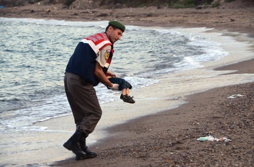 Der leblose Körper von Aylan war am Mittwoch an einem Strand im türkischen Bodrum angespült worden. Foto: DHA