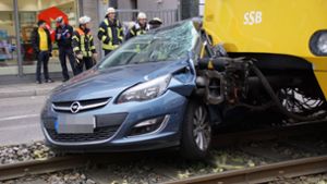 Stets dieselbe Ursache: Ein Autofahrer wollte in der Schlossstraße verbotenerweise über die Gleise abbiegen. Foto: SDMG