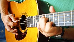 Eine gute Gitarre ist oft aus dem Tropenholz Palisander gemacht. Das ist seit Jahresbeginn noch strenger geschützt. Foto: dpa