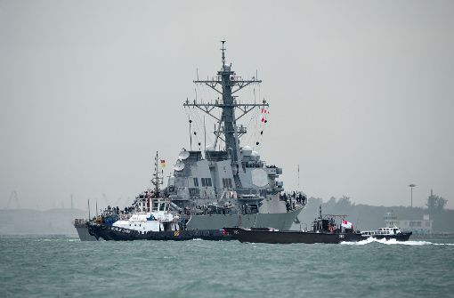 Der US-amerikanische Lenkwaffenzerstörer USS John S. McCain ist nach einer Kollision mit einem Tanker auf See vor der malaysischen Küste an seiner Backbordseite beschädigt. Foto: AFP