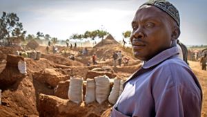 In dem Dorf Nakudi (hier  Dorfvorsteher Mussa Naminya) in Uganda wird bei einer Beerdigung Gold gefunden – es folgt  ein Rausch nach dem Edelmetall Foto: Putsch