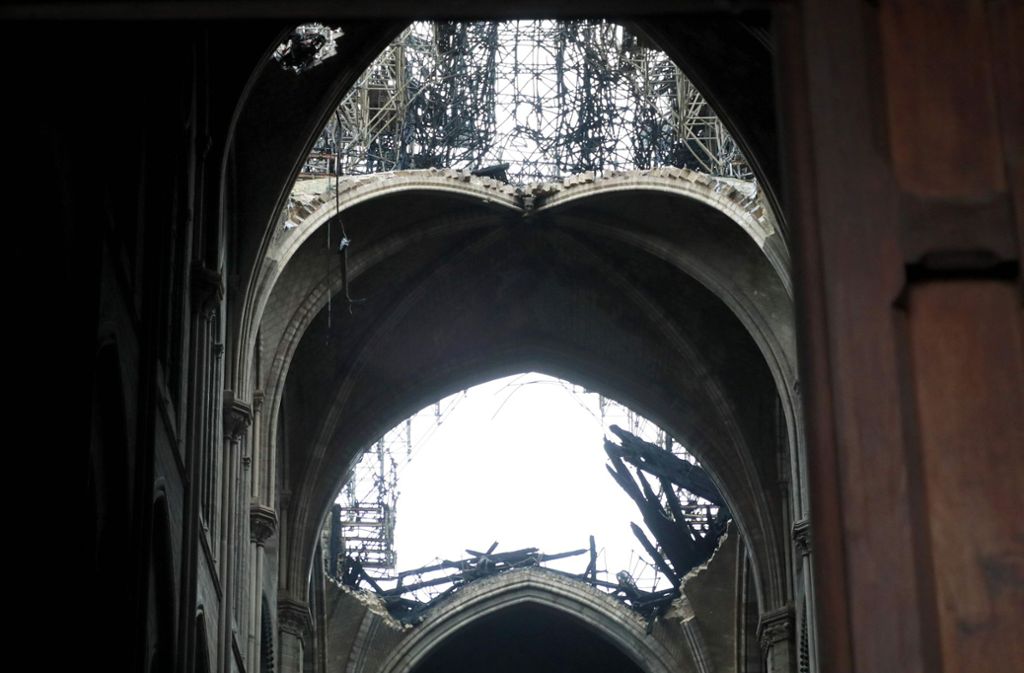 Eine Innenansicht verdeutlicht die Schäden an der Kirche.