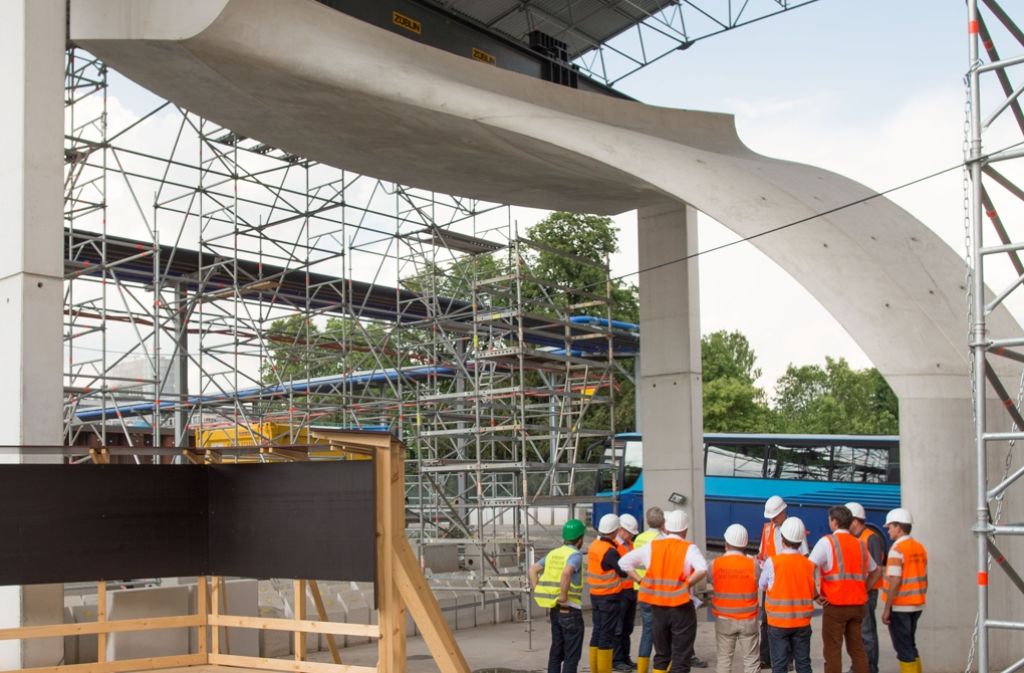 Von den tragenden Säulen des neuen Hauptbahnhofs steht bisher nur ein kleiner Ausschnitt. Die Baufirma hat damit die Schaltungstechnik und das Gießen des Betons geübt. Foto: Martin Stollberg
