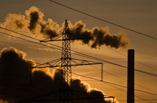 Klimakiller aus dem Schlot: Durch die Verbrennung von Öl, Kohle und Gas entstehen große Mengen Kohlendioxid. Foto: dpa/Julian Stratenschulte