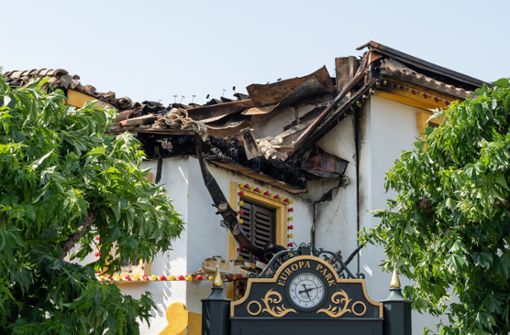 Der Brand im spanischen Themenbereich hat verschiedene Dächer in Mitleidenschaft gezogen. Eines wurde nun schon repariert.  Foto: Silas Stein/dpa