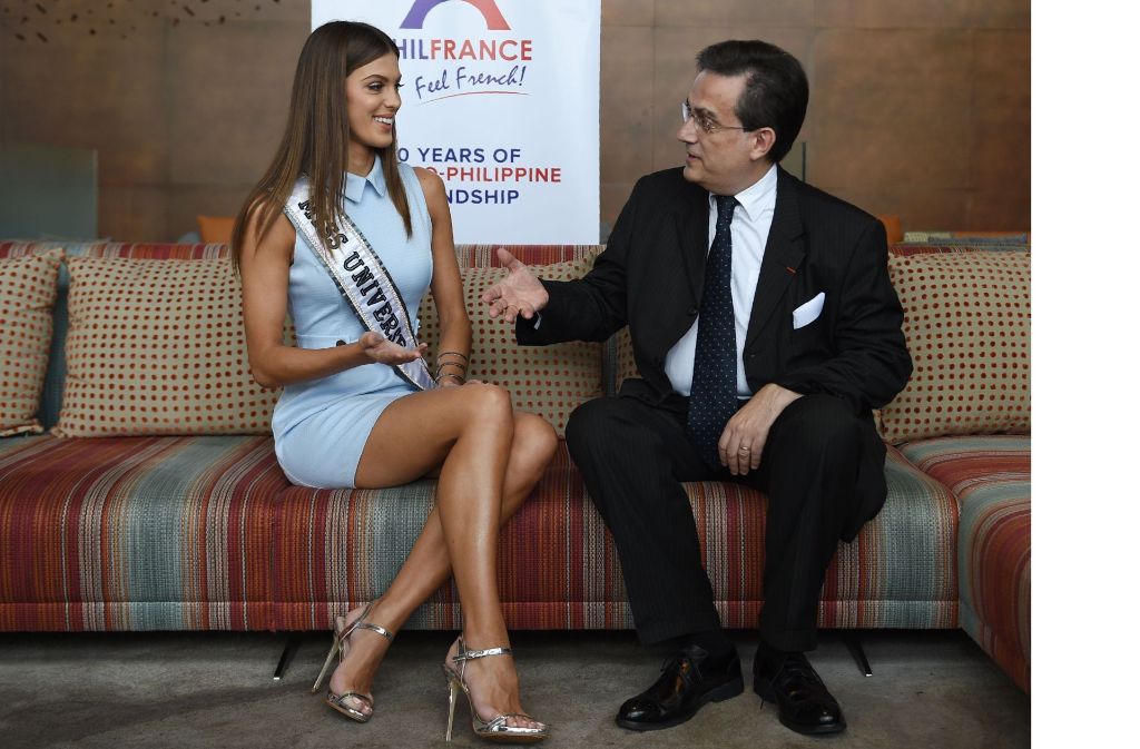 Iris Mittenaere, die neue Miss Universe, hat locker mit dem französischen Botschafter auf den Philippinen, Thierry Mathou, geplaudert.