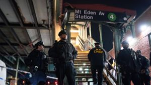 New Yorker Polizisten stehen nach Schüssen an der U-Bahn-Station Mount Eden Avenue im New Yorker Stadtbezirk Bronx Wache. Foto: Eduardo Munoz Alvarez/FR171643 AP/dpa