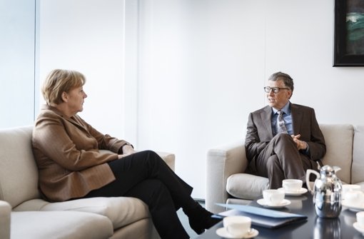 Bill Gates spricht mit Bundeskanzlerin Angela Merkel Foto: Denzel/Bundesregierung/Getty Images