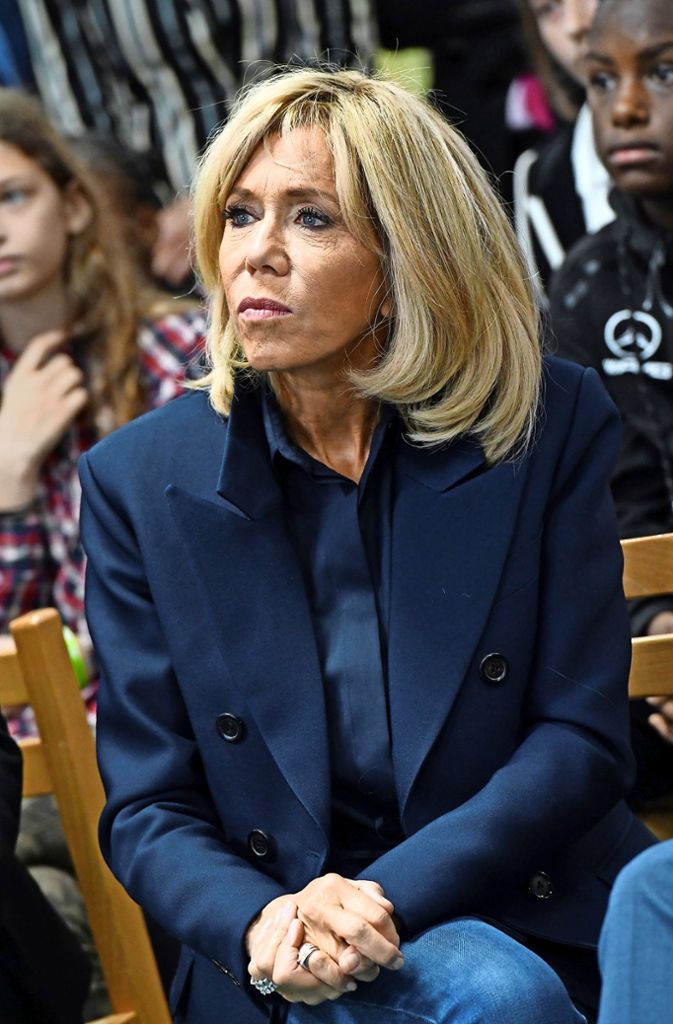 Die  französische Präsidentengattin Brigitte Macron hat sich über  Alterskonventionen und Etikette hinweg­gesetzt. Das zeigt unter anderem ihre Entscheidung, zu einem öffentlichen Termin unlängst eine Jeans zu tragen. Ihr bevorzugter Look: gerade geschnittene Jacken, hohe Hacken   und Mini-Kleider im 60er-Jahre-Stil.
