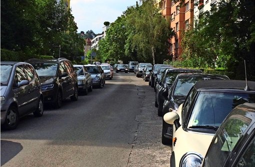 Engpass: zwischen den beiden Reihen parkender Autos bleibt wenig  Platz übrig. Foto: Fritzsche