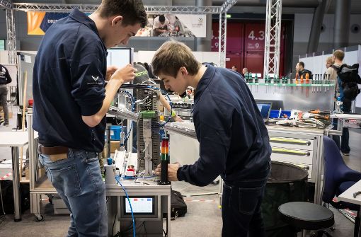 Bei den World Skills bringen Mechatroniker eine automatische Anlage per Mausklick zum Laufen. Foto: Lichtgut/Achim Zweygarth