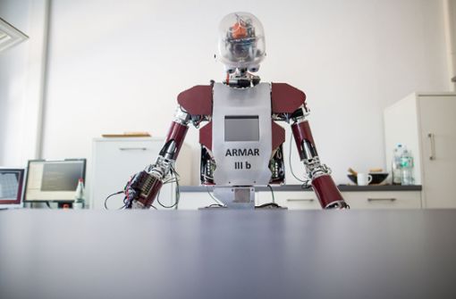 Ein Roboter im Karlsruher Institut für Technologie (KIT): Die Landesregierung soll mehr Geld in Forschung und Entwicklung stecken, bescheinigen Technologieexperten dem Südweststaat. Foto: dpa