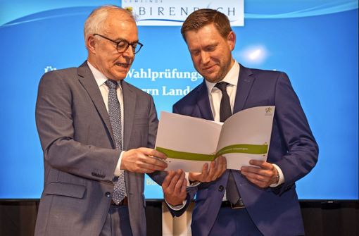 Landrat Wolff (links) übergibt    Matzak die  Wahlprüfungsurkunde. Foto: deondo