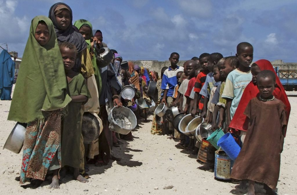Somalia: Kinder und Frauen stehen im Süden des Landes in sengender Hitze nach Wasser und Nahrung an.