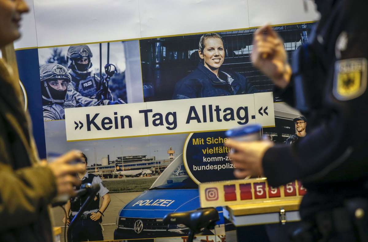 Kein Tag Alltag: Die Bundespolizei hat im Hauptbahnhof alle Hände voll zu tun. Foto: Lichtgut/Leif Piechowski