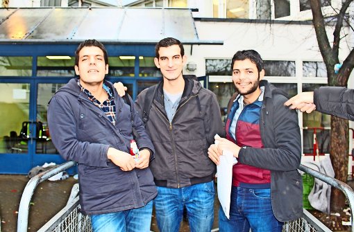 Sahel, Abdul und Hassan (von links) im Dezember vor der Außenstelle des Bundesamts in Karlsruhe. Es herrscht große Erleichterung, denn der Asylantrag ist gestellt. Doch bis jetzt ist nur Abdul anerkannt Foto: Siri Warrlich