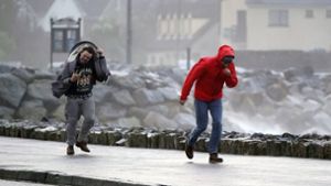 In Teilen Schottlands galt eine rote Wetterwarnung, die vor Lebensgefahr durch herumfliegende Trümmer warnte. Foto: dpa/Niall Carson