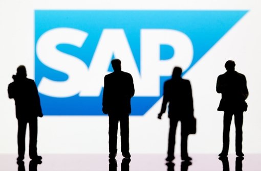 Kleine Plastikfiguren stehen vor dem SAP-Logo. 600 Mitarbeiter nutzen das Abfindungsprogramm der Walldofer IT-Schmiede. Foto: dpa