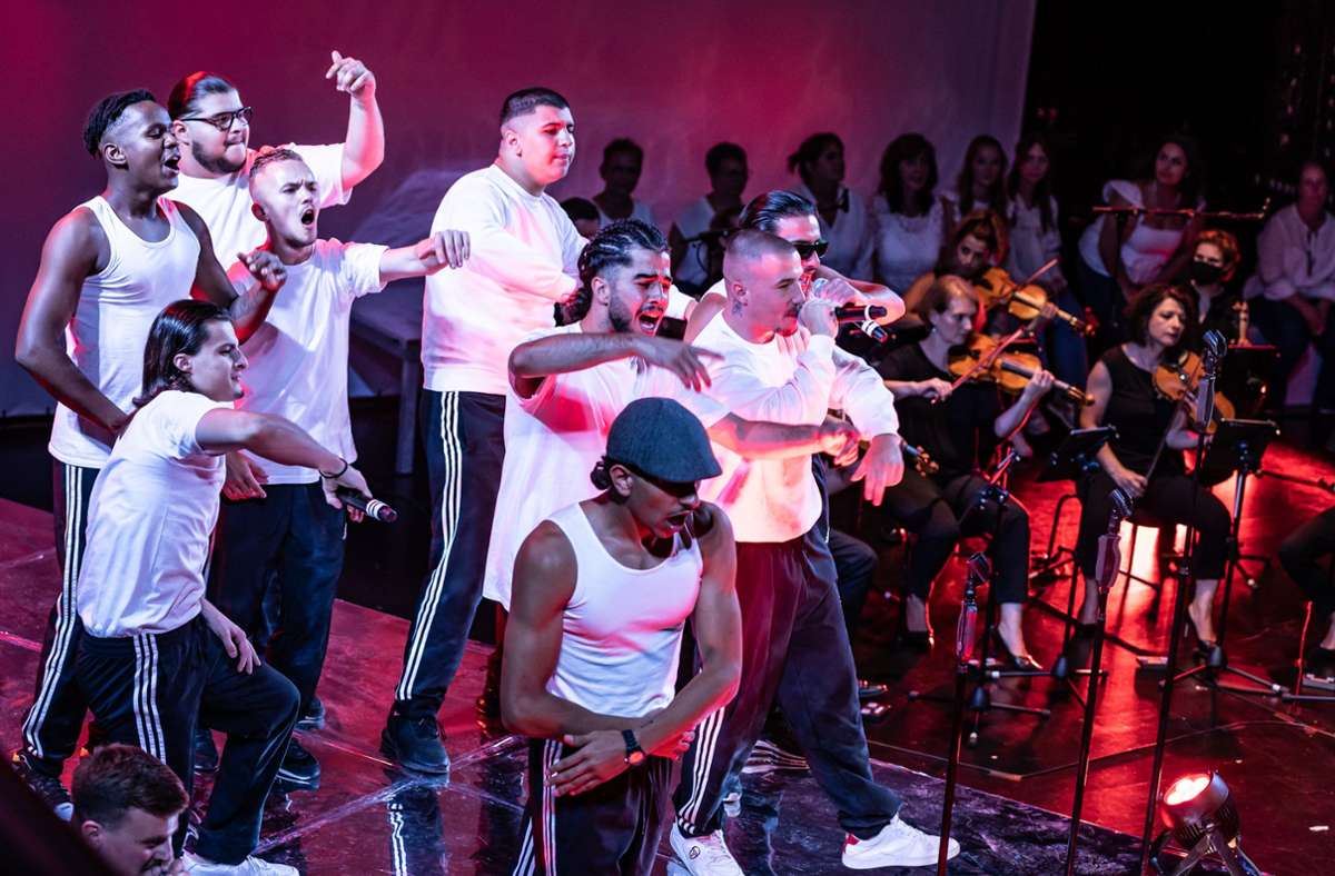 Großartige Bühnenpräsenz: Junge Häftlinge rappen mit dem Kammerorchester im Wilhelma-Theater. Foto: Kammerorchester Stuttgart