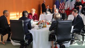 US-Präsident Barack Obama, der italienische Ministerpräsident Matteo Renzi, Kanzlerin Merkel, der französische Präsident Francois Hollande, die britische Regierungschefin Theresa May und der spanische Ministerpräsident Mariano Rajoy an einem Tisch in Berlin (von links). Foto: AFP