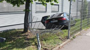 Audi durchbricht nach Zusammenstoß einen Metallzaun