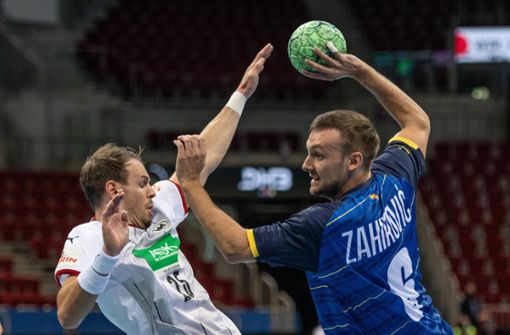 Deutschlands Kai Häfner (l.) und Ajdin Zahirovic von Bosnien Herzegowina kämpfen um den Ball. Foto: dpa/Bernd Thissen
