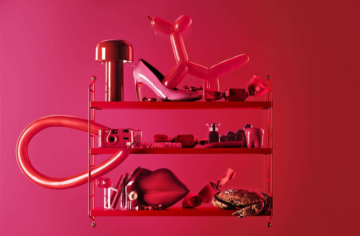 Kräftiger Ton: Viva Magenta ist die Pantone-Farbe des Jahres 2023. Bücherregal mit schönen Dingen in  Rot von String Furniture.