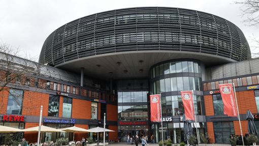 Wie ein auf einem Einkaufszentrum gelandetes Ufo: das Rathaus in Leverkusen. Foto: Oliver Berg/dpa