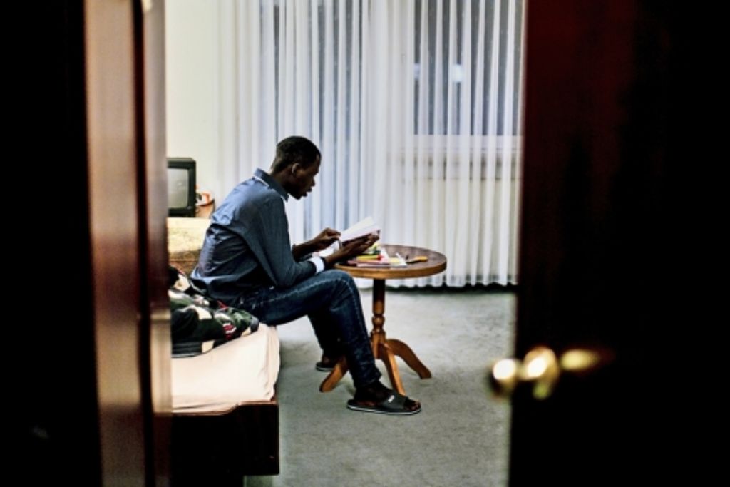 Koita aus Mali sitzt über seinen Büchern. „Die Jugendlichen sind hoch motiviert“, sagen die Helfer. Foto: Horst Rudel