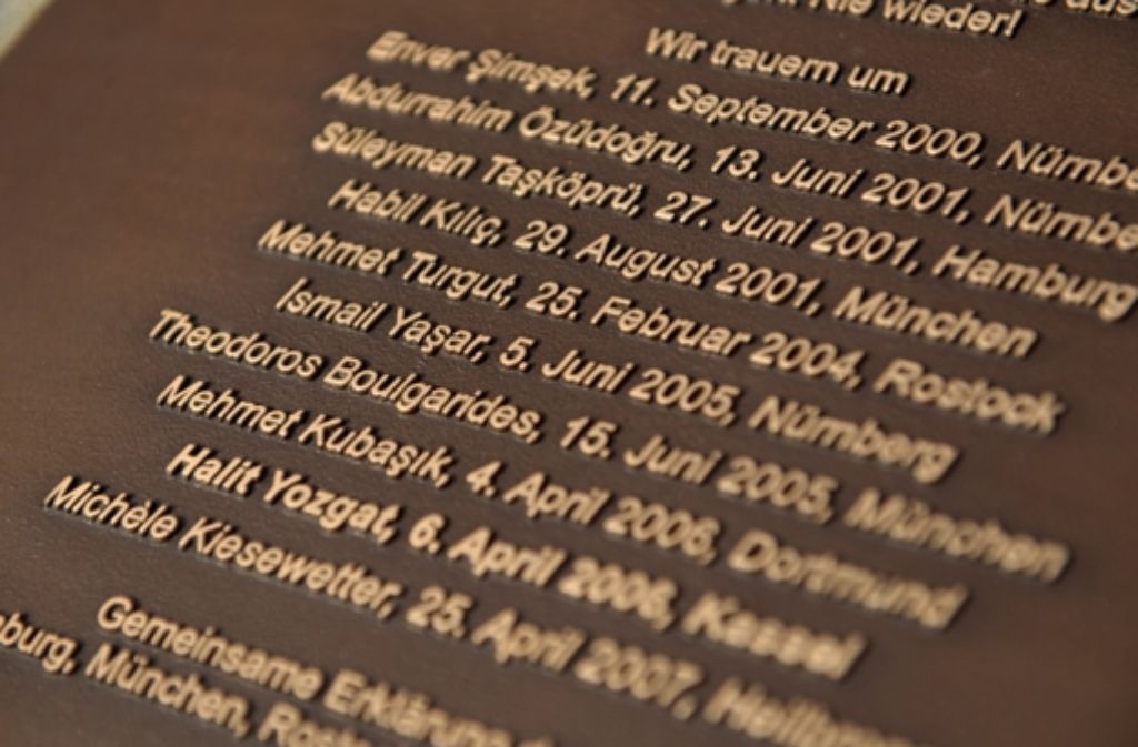 Eine Gedenktafel zeigt die Namen der mutmaßlich von der rechtsterroristischen Gruppe NSU ermordeten Opfer. Foto: dpa