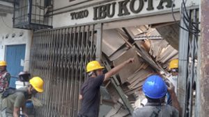 Arbeiter inspizierten ein bei dem Erdbeben beschädigtes Geschäft in Cianjur. Foto: dpa/Firman Taqur