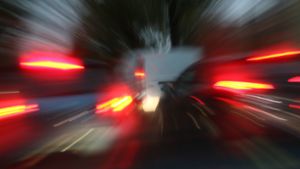 Autofahrer zwingt Rettungswagen zur Vollbremsung und zeigt Mittelfinger
