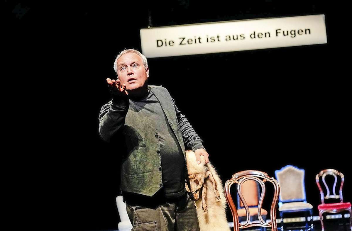 Aus den Fugen: Andreas Klaue in „Heute weder Hamlet“ Foto: Tobias M/etz/Altes Schauspielhaus
