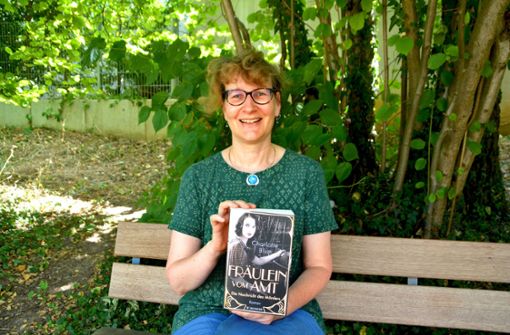 Regine Bott  aus Kornwestheim präsentiert den neuen Roman, den sie unter dem Pseudonym „Charlotte Blum“ zusammen mit einer befreundeten Autorin geschrieben hat. Foto: Anne Rheingans