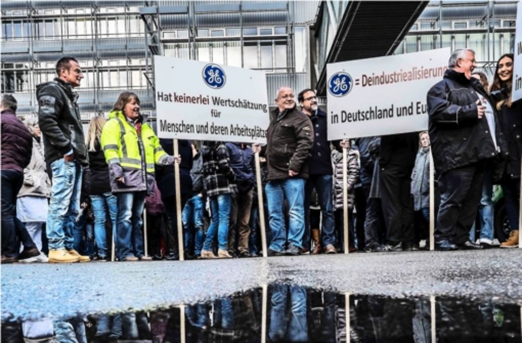 Ungewisse Zukunft: Mitarbeiter vor dem GE-Standort in Stuttgart Foto: Lichtgut/Max Kovalenko
