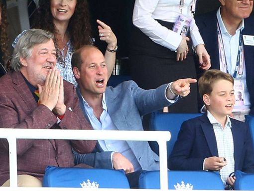 Schauspieler Stephen Fry mit Prinz William und Prinz George (v.l.) beim Cricket. Foto: imago images/Kieran McManus/Shutterstock