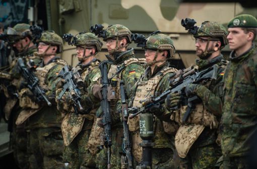 Informieren über das, was die Bundeswehr  macht –  das ist die   Kernaufgabe von Jugendoffizieren. Foto: dpa/Philipp Schulze