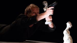 Rasanz eines Kinothrillers:  Der Schauspieler Sebastian Kreutz manipuliert in „Adams Äpfel“ zehn Figuren, etwas Kernobst und eine Schusswaffe. Foto: Marotte/Tom Kohler