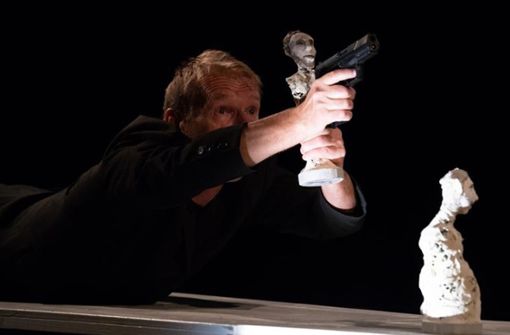 Rasanz eines Kinothrillers:  Der Schauspieler Sebastian Kreutz manipuliert in „Adams Äpfel“ zehn Figuren, etwas Kernobst und eine Schusswaffe. Foto: Marotte/Tom Kohler