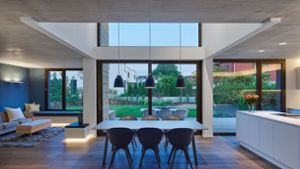 Holz trifft auf Beton und Glas in dem von dem Stuttgarter Architekten Thilo Holzer entworfenen preisgekrönten Einfamilienhaus in einem Neubauviertel in Kirchheim unter Teck. Foto: Zooey Braun