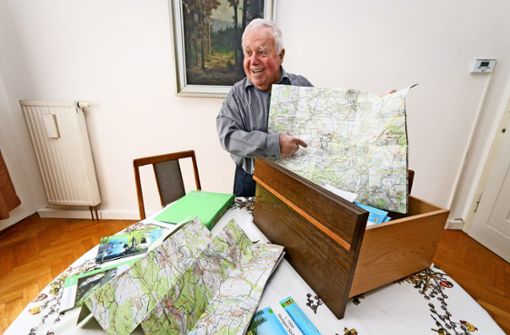 Der Wandersmann und seine Sammlung an Wegekarten aus der Region Foto: factum/Granville