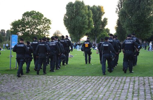 Polizeibeamte unterwegs  auf der Neckarwiese. Foto: dpa/Rene Priebe