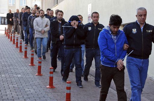 Türkische Polizisten führen in Kayseri verhaftetet Männer ab. Bei einer Türkei-weiten Operation gegen mutmaßliche Anhänger der Gülen-Bewegung sind mehr als eintausend Verdächtige festgenommen worden. Foto: AP