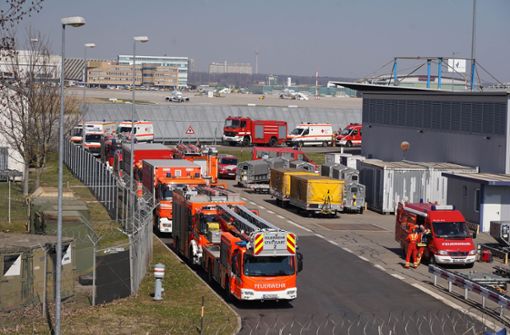 Feuerwehr und Rettungsdienst waren am US-Airfield des Stuttgarter Flughafens wegen eines Chlorgas-Unfalls Foto: Andreas Rosar Fotoagentur-Stuttg/Andreas Rosar Fotoagentur-Stuttg