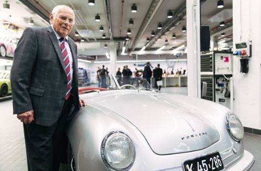 Herbert Linge 2017 im Porsche-Museum mit einem 356er – dem Porsche der ersten Stunde. Foto: Lichtgut/Verena Ecker