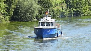 Auf Patrouillenfahrt: Die Wasserschutpolizei ist mit dem Polizeiboot auf Höhe des Max-Eyth-Sees unterwegs. Foto: Mathias Kuhn