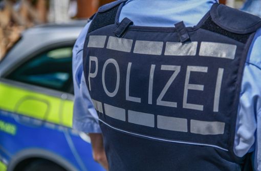 Nach einem Unfall in Esslingen bittet die Polizei um Zeugenhinweise. (Symbolfoto) Foto: IMAGO/Marius Bulling