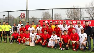 Die Schultes-Nationalelf  hat sich mit chinesischen Fußballern zum  Mannschaftsfoto versammelt. Mit dabei sind Lenningens Bürgermeister Michael Schlecht (mittlere Reihe,  Vierter von rechts) und der Trainer Klaus Schlappner (mittlere Reihe, ganz rechts). Foto: privat